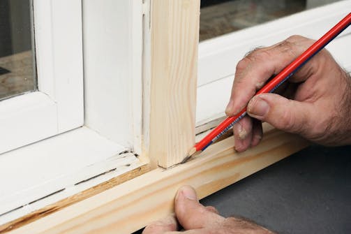 Erstatt med friskt tre: I denne reparasjonen skal det repareres på både den loddrette og den vannrette delen av vinduet Erstatt med friskt tre: I denne reparasjonen skal det repareres på både den loddrette og den vannrette delen av vinduet